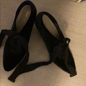 Size 7.5 Nine West Black velvet beautiful shoes.